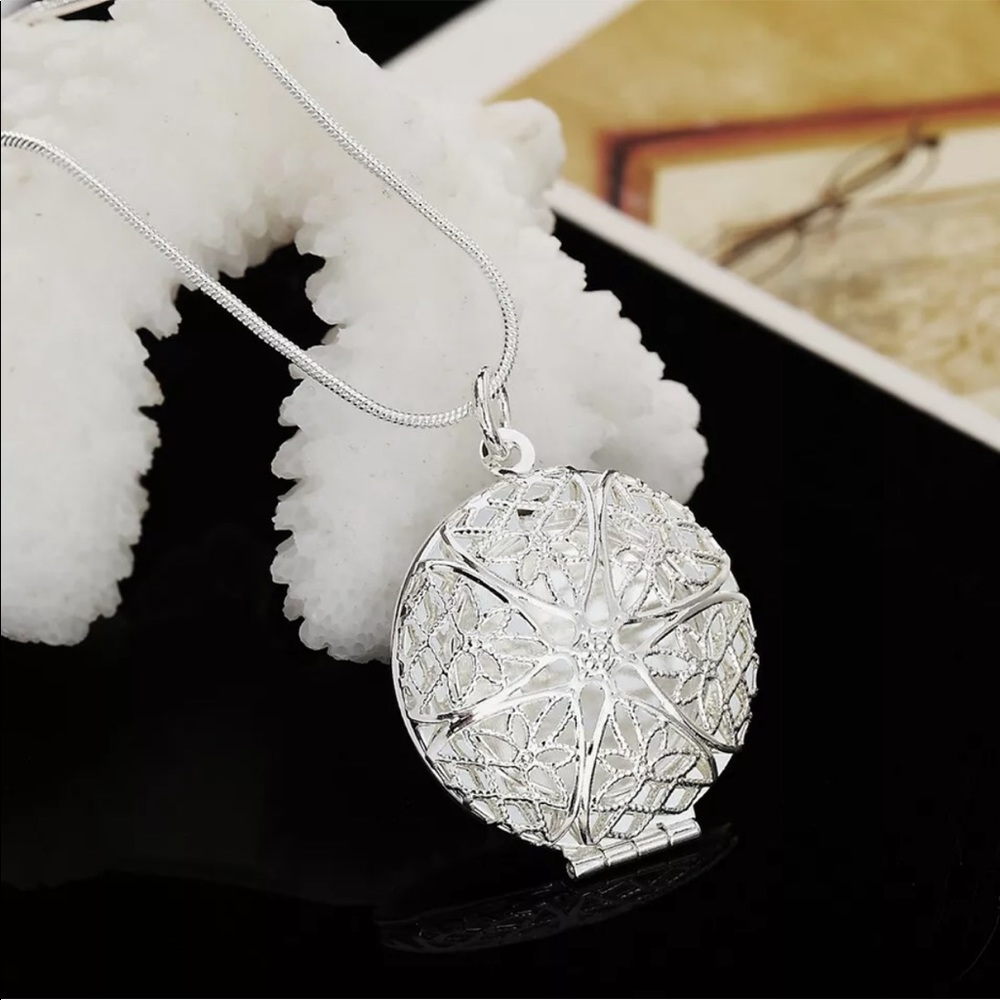 Sterling Silver Starfish Locket Charm Necklace 16” NEW - Picture 6 of 6